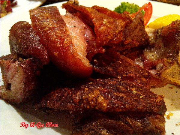 德斯啤鮮釀啤酒餐廳:【臺南Ω中西區】德斯啤鮮釀啤酒餐廳。在德式風格的餐廳裡品嘗德式料理、暢飲德國啤酒