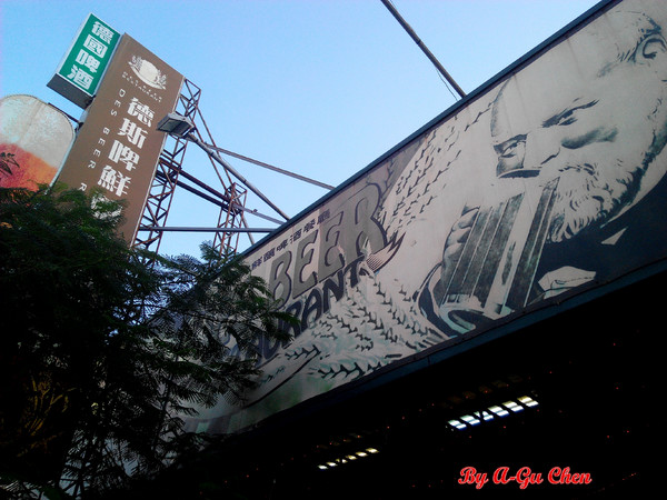 德斯啤鮮釀啤酒餐廳:【臺南Ω中西區】德斯啤鮮釀啤酒餐廳。在德式風格的餐廳裡品嘗德式料理、暢飲德國啤酒