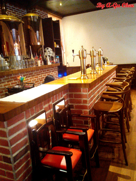 德斯啤鮮釀啤酒餐廳:【臺南Ω中西區】德斯啤鮮釀啤酒餐廳。在德式風格的餐廳裡品嘗德式料理、暢飲德國啤酒