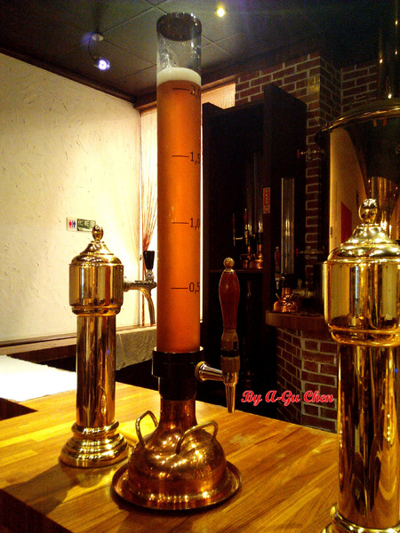 德斯啤鮮釀啤酒餐廳:【臺南Ω中西區】德斯啤鮮釀啤酒餐廳。在德式風格的餐廳裡品嘗德式料理、暢飲德國啤酒