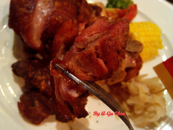 德斯啤鮮釀啤酒餐廳:【臺南Ω中西區】德斯啤鮮釀啤酒餐廳。在德式風格的餐廳裡品嘗德式料理、暢飲德國啤酒