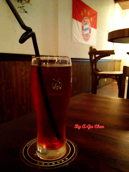 德斯啤鮮釀啤酒餐廳:【臺南Ω中西區】德斯啤鮮釀啤酒餐廳。在德式風格的餐廳裡品嘗德式料理、暢飲德國啤酒