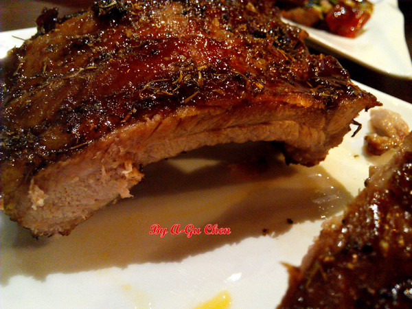 德斯啤鮮釀啤酒餐廳:【臺南Ω中西區】德斯啤鮮釀啤酒餐廳。在德式風格的餐廳裡品嘗德式料理、暢飲德國啤酒