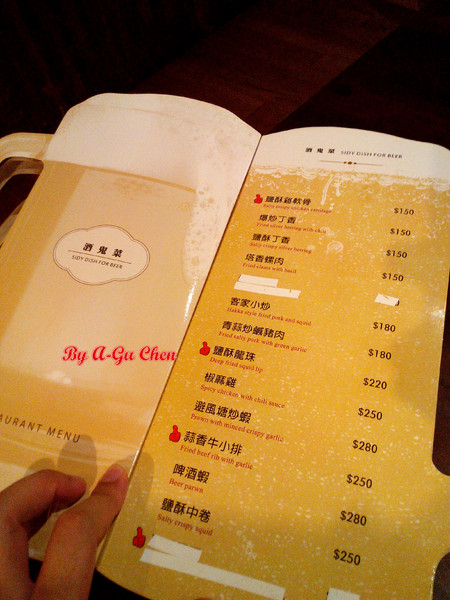 德斯啤鮮釀啤酒餐廳:【臺南Ω中西區】德斯啤鮮釀啤酒餐廳。在德式風格的餐廳裡品嘗德式料理、暢飲德國啤酒