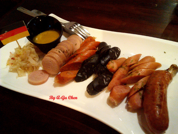 德斯啤鮮釀啤酒餐廳:【臺南Ω中西區】德斯啤鮮釀啤酒餐廳。在德式風格的餐廳裡品嘗德式料理、暢飲德國啤酒