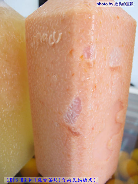 麻古茶坊(台南民族總店)：（台南。中西區美食）『麻古茶坊（台南民族店）』可以看到果肉漂浮的“鮮果茶飲”，果汁和茶類的絕妙融合，每一口都是水果的鮮甜，茶類的清香！