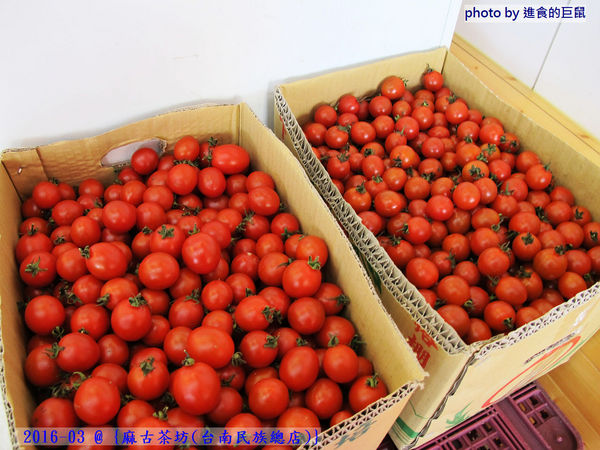 麻古茶坊(台南民族總店)：（台南。中西區美食）『麻古茶坊（台南民族店）』可以看到果肉漂浮的“鮮果茶飲”，果汁和茶類的絕妙融合，每一口都是水果的鮮甜，茶類的清香！