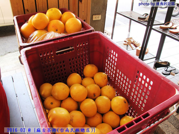 麻古茶坊(台南民族總店)：（台南。中西區美食）『麻古茶坊（台南民族店）』可以看到果肉漂浮的“鮮果茶飲”，果汁和茶類的絕妙融合，每一口都是水果的鮮甜，茶類的清香！