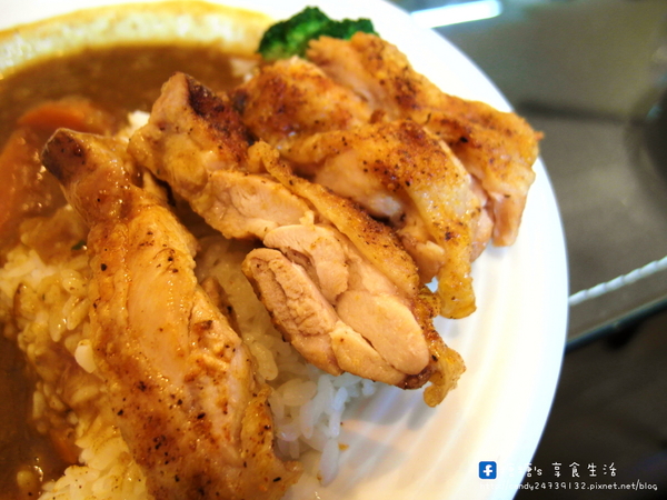 嗑咖哩：〖彰化│美食〗嗑咖哩 ❤ 使用新鮮蔬果及天然香料手工熬煮的咖哩醬~滋味香濃，無添加化學添加物，還有獨家自製的鳥巢麵，層次豐富，搭配咖哩醬一級棒!!