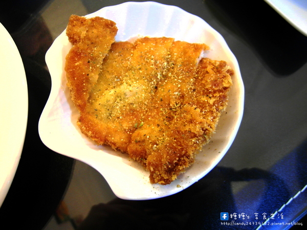 嗑咖哩：〖彰化│美食〗嗑咖哩 ❤ 使用新鮮蔬果及天然香料手工熬煮的咖哩醬~滋味香濃，無添加化學添加物，還有獨家自製的鳥巢麵，層次豐富，搭配咖哩醬一級棒!!