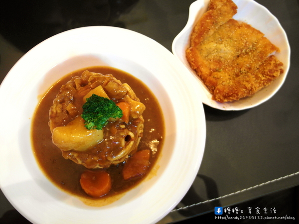 嗑咖哩：〖彰化│美食〗嗑咖哩 ❤ 使用新鮮蔬果及天然香料手工熬煮的咖哩醬~滋味香濃，無添加化學添加物，還有獨家自製的鳥巢麵，層次豐富，搭配咖哩醬一級棒!!