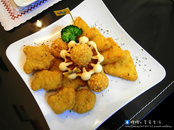 嗑咖哩：〖彰化│美食〗嗑咖哩 ❤ 使用新鮮蔬果及天然香料手工熬煮的咖哩醬~滋味香濃，無添加化學添加物，還有獨家自製的鳥巢麵，層次豐富，搭配咖哩醬一級棒!!
