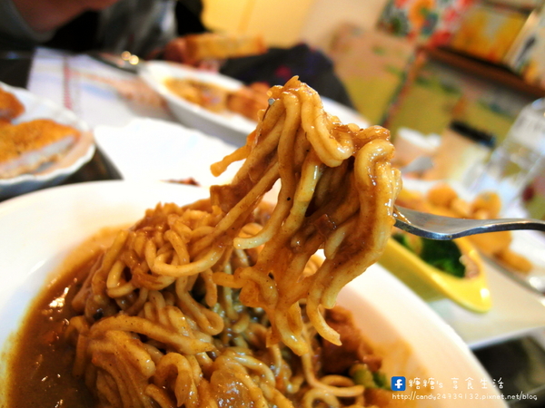 嗑咖哩：〖彰化│美食〗嗑咖哩 ❤ 使用新鮮蔬果及天然香料手工熬煮的咖哩醬~滋味香濃，無添加化學添加物，還有獨家自製的鳥巢麵，層次豐富，搭配咖哩醬一級棒!!