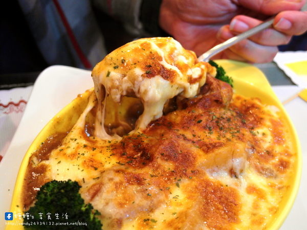 嗑咖哩：〖彰化│美食〗嗑咖哩 ❤ 使用新鮮蔬果及天然香料手工熬煮的咖哩醬~滋味香濃，無添加化學添加物，還有獨家自製的鳥巢麵，層次豐富，搭配咖哩醬一級棒!!