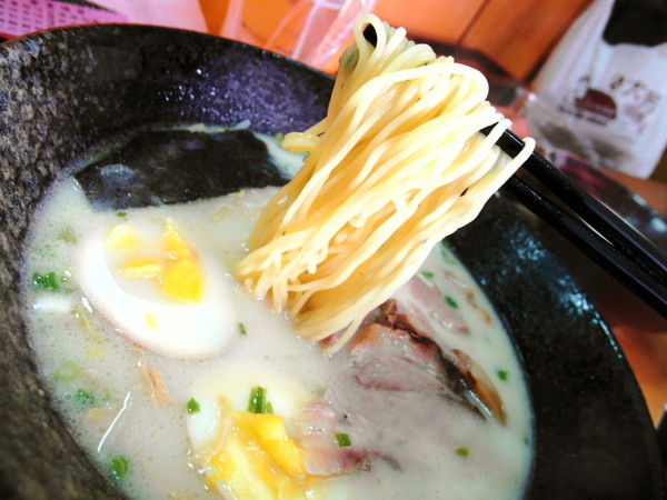 味一番拉麵:〖台中│美食〗味一番拉麵 ❤ 隱藏版平價拉麵!!每每一開店,就吸引大量人潮前來排隊購買!!不只是拉麵、蓋飯也好吃!!