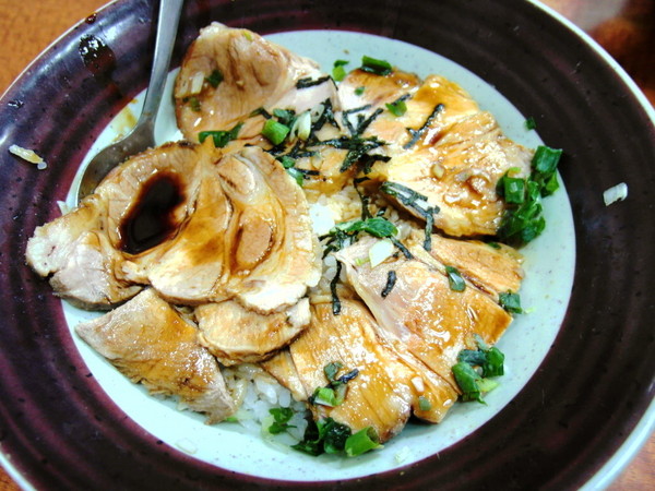 味一番拉麵:〖台中│美食〗味一番拉麵 ❤ 隱藏版平價拉麵!!每每一開店,就吸引大量人潮前來排隊購買!!不只是拉麵、蓋飯也好吃!!