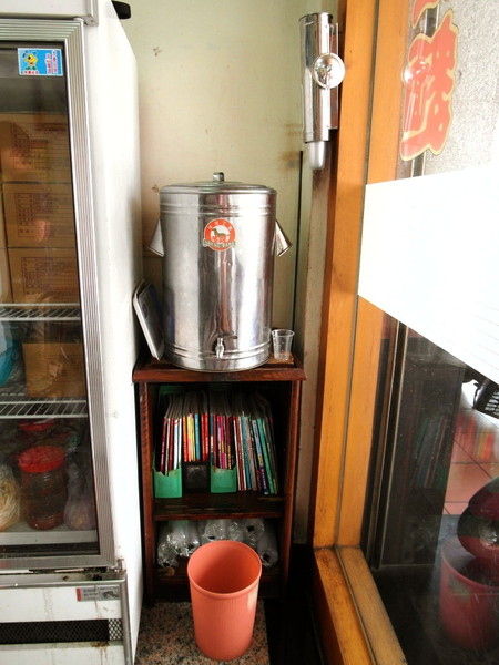 味一番拉麵:〖台中│美食〗味一番拉麵 ❤ 隱藏版平價拉麵!!每每一開店,就吸引大量人潮前來排隊購買!!不只是拉麵、蓋飯也好吃!!