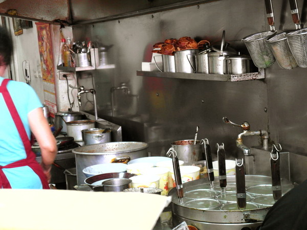 味一番拉麵:〖台中│美食〗味一番拉麵 ❤ 隱藏版平價拉麵!!每每一開店,就吸引大量人潮前來排隊購買!!不只是拉麵、蓋飯也好吃!!