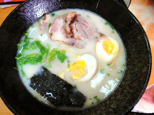 味一番拉麵:〖台中│美食〗味一番拉麵 ❤ 隱藏版平價拉麵!!每每一開店,就吸引大量人潮前來排隊購買!!不只是拉麵、蓋飯也好吃!!