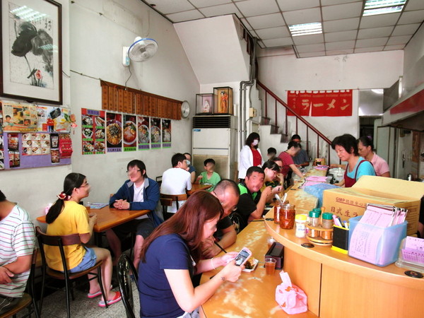 味一番拉麵:〖台中│美食〗味一番拉麵 ❤ 隱藏版平價拉麵!!每每一開店,就吸引大量人潮前來排隊購買!!不只是拉麵、蓋飯也好吃!!