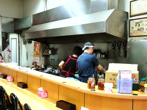 味一番拉麵:〖台中│美食〗味一番拉麵 ❤ 隱藏版平價拉麵!!每每一開店,就吸引大量人潮前來排隊購買!!不只是拉麵、蓋飯也好吃!!