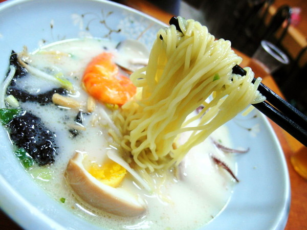 味一番拉麵:〖台中│美食〗味一番拉麵 ❤ 隱藏版平價拉麵!!每每一開店,就吸引大量人潮前來排隊購買!!不只是拉麵、蓋飯也好吃!!