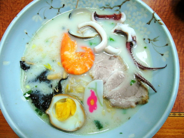 味一番拉麵:〖台中│美食〗味一番拉麵 ❤ 隱藏版平價拉麵!!每每一開店,就吸引大量人潮前來排隊購買!!不只是拉麵、蓋飯也好吃!!