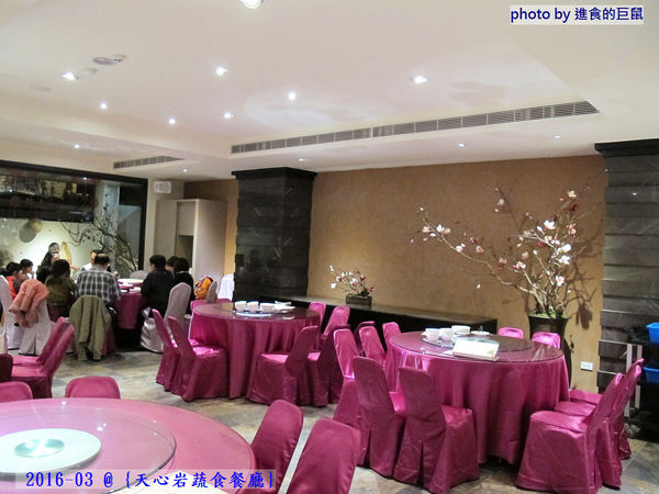 天心岩蔬食餐廳:(台南。南區美食)『天心岩蔬食餐廳』精緻不凡的蔬食吃到飽。用獨出心裁的料理手法,顛覆您對素食的刻板印象!一起來健康吃蔬食,開心享受美食饗宴吧~