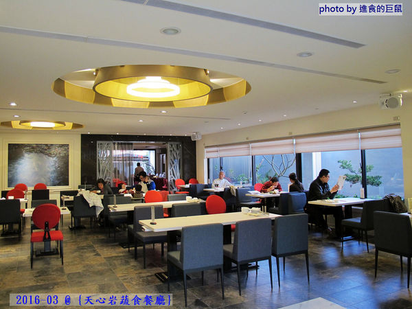 天心岩蔬食餐廳:(台南。南區美食)『天心岩蔬食餐廳』精緻不凡的蔬食吃到飽。用獨出心裁的料理手法,顛覆您對素食的刻板印象!一起來健康吃蔬食,開心享受美食饗宴吧~