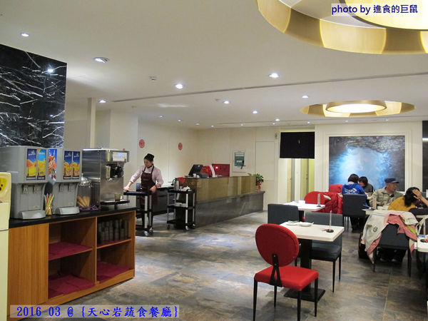 天心岩蔬食餐廳:(台南。南區美食)『天心岩蔬食餐廳』精緻不凡的蔬食吃到飽。用獨出心裁的料理手法,顛覆您對素食的刻板印象!一起來健康吃蔬食,開心享受美食饗宴吧~