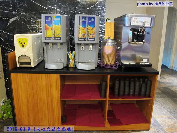 天心岩蔬食餐廳:(台南。南區美食)『天心岩蔬食餐廳』精緻不凡的蔬食吃到飽。用獨出心裁的料理手法,顛覆您對素食的刻板印象!一起來健康吃蔬食,開心享受美食饗宴吧~