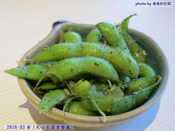 天心岩蔬食餐廳:(台南。南區美食)『天心岩蔬食餐廳』精緻不凡的蔬食吃到飽。用獨出心裁的料理手法,顛覆您對素食的刻板印象!一起來健康吃蔬食,開心享受美食饗宴吧~