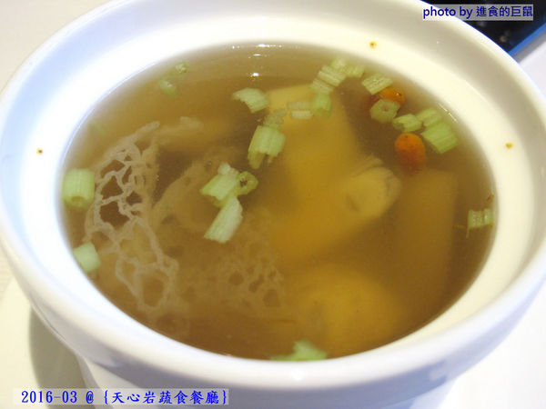 天心岩蔬食餐廳:(台南。南區美食)『天心岩蔬食餐廳』精緻不凡的蔬食吃到飽。用獨出心裁的料理手法,顛覆您對素食的刻板印象!一起來健康吃蔬食,開心享受美食饗宴吧~