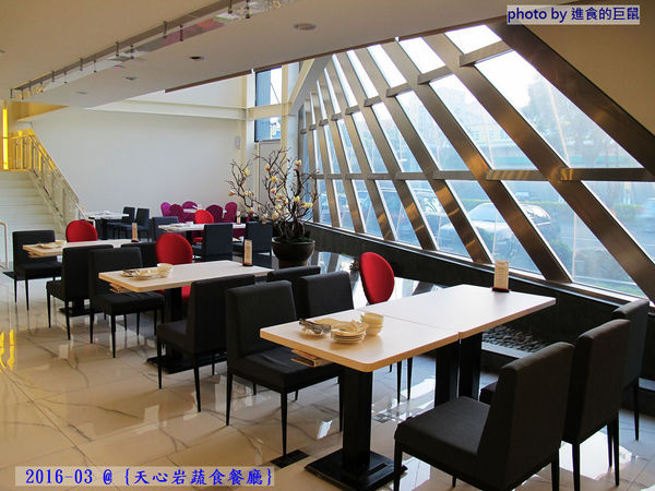 天心岩蔬食餐廳:(台南。南區美食)『天心岩蔬食餐廳』精緻不凡的蔬食吃到飽。用獨出心裁的料理手法,顛覆您對素食的刻板印象!一起來健康吃蔬食,開心享受美食饗宴吧~