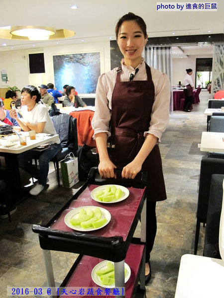 天心岩蔬食餐廳:(台南。南區美食)『天心岩蔬食餐廳』精緻不凡的蔬食吃到飽。用獨出心裁的料理手法,顛覆您對素食的刻板印象!一起來健康吃蔬食,開心享受美食饗宴吧~