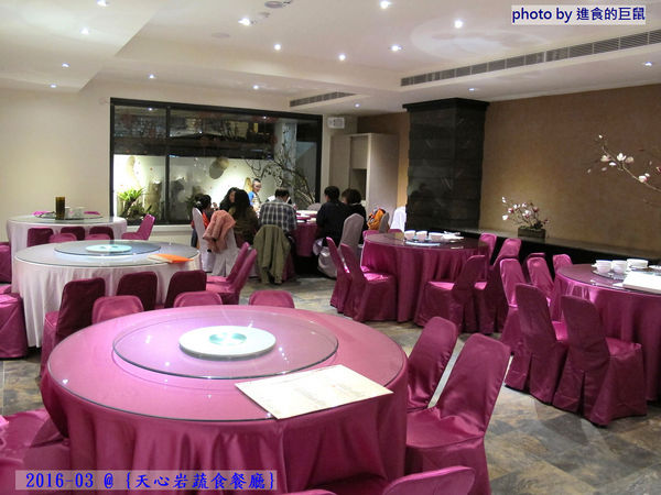 天心岩蔬食餐廳:(台南。南區美食)『天心岩蔬食餐廳』精緻不凡的蔬食吃到飽。用獨出心裁的料理手法,顛覆您對素食的刻板印象!一起來健康吃蔬食,開心享受美食饗宴吧~