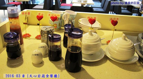 天心岩蔬食餐廳:(台南。南區美食)『天心岩蔬食餐廳』精緻不凡的蔬食吃到飽。用獨出心裁的料理手法,顛覆您對素食的刻板印象!一起來健康吃蔬食,開心享受美食饗宴吧~