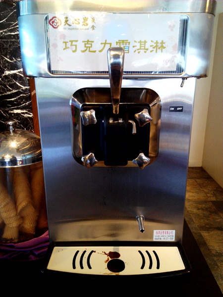 天心岩蔬食餐廳：☆口碑券No.6☆【南區】天心岩蔬食餐廳。多元、健康、美味，連葷食者也讚不絕口的素食吃到飽餐廳