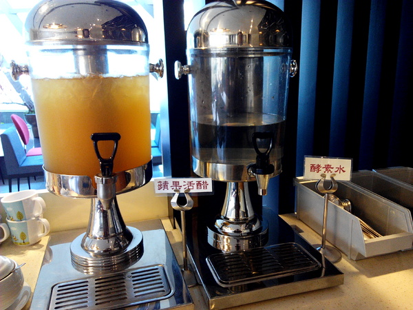 天心岩蔬食餐廳：☆口碑券No.6☆【南區】天心岩蔬食餐廳。多元、健康、美味，連葷食者也讚不絕口的素食吃到飽餐廳