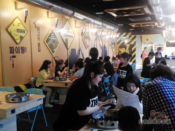 OMAYA春川炒雞10-服務人員對我們細心解說中