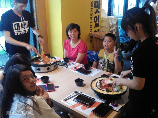 OMAYA春川炒雞15-服務人員炒鍋中