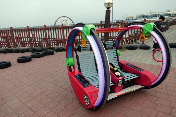 南寮漁港十七公里海岸風景區:(胖樺遊記)新竹十七公里海岸線/地中海風情南寮漁港休閒碼頭/新竹漁港,自行車道通往海天一色看海區/特色咖啡廳