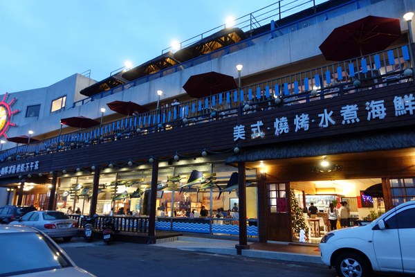 南寮漁港十七公里海岸風景區:(胖樺遊記)新竹十七公里海岸線/地中海風情南寮漁港休閒碼頭/新竹漁港,自行車道通往海天一色看海區/特色咖啡廳