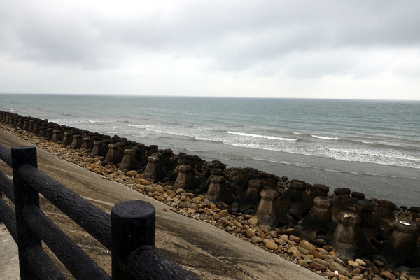 南寮漁港十七公里海岸風景區:(胖樺遊記)新竹十七公里海岸線/地中海風情南寮漁港休閒碼頭/新竹漁港,自行車道通往海天一色看海區/特色咖啡廳