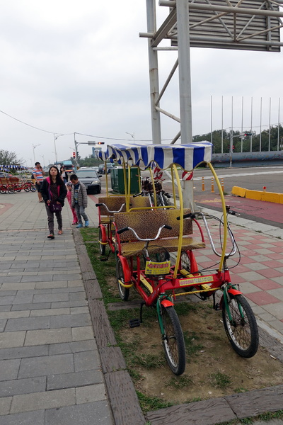 南寮漁港十七公里海岸風景區:(胖樺遊記)新竹十七公里海岸線/地中海風情南寮漁港休閒碼頭/新竹漁港,自行車道通往海天一色看海區/特色咖啡廳