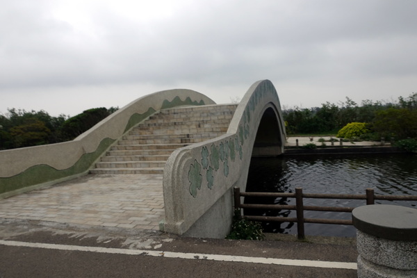 南寮漁港十七公里海岸風景區:(胖樺遊記)新竹十七公里海岸線/地中海風情南寮漁港休閒碼頭/新竹漁港,自行車道通往海天一色看海區/特色咖啡廳