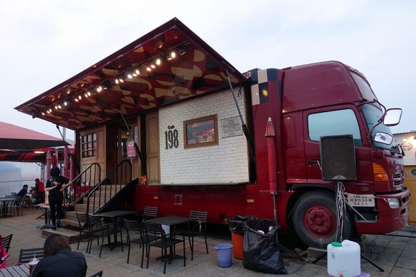 南寮漁港十七公里海岸風景區:(胖樺遊記)新竹十七公里海岸線/地中海風情南寮漁港休閒碼頭/新竹漁港,自行車道通往海天一色看海區/特色咖啡廳