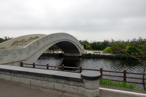 南寮漁港十七公里海岸風景區:(胖樺遊記)新竹十七公里海岸線/地中海風情南寮漁港休閒碼頭/新竹漁港,自行車道通往海天一色看海區/特色咖啡廳