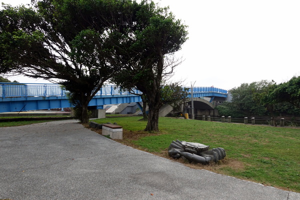 南寮漁港十七公里海岸風景區:(胖樺遊記)新竹十七公里海岸線/地中海風情南寮漁港休閒碼頭/新竹漁港,自行車道通往海天一色看海區/特色咖啡廳