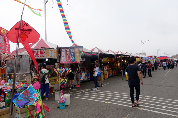 南寮漁港十七公里海岸風景區:(胖樺遊記)新竹十七公里海岸線/地中海風情南寮漁港休閒碼頭/新竹漁港,自行車道通往海天一色看海區/特色咖啡廳